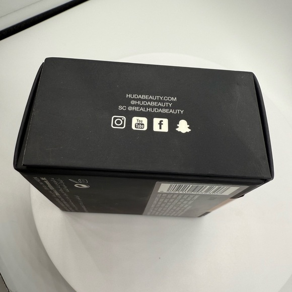 Huda Beauty Easy Bake Loose Powder in Cinnamon Bun- BNIB - Picture 4 of 7